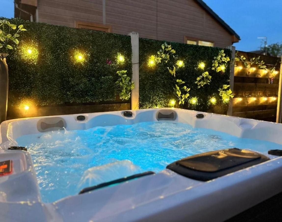 Cherry Cabin With Hot Tub Йорк Экстерьер фото
